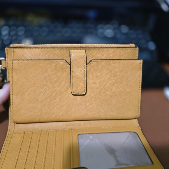 Michael Kors Jet Set Travel Wristlet - Picture 3 of 7